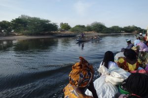 A l'approche du village une pirogue vient a notre rencontre