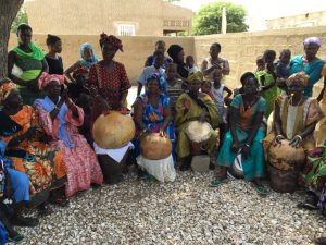 Accueil des femmes du village en musique au son du tam-tam