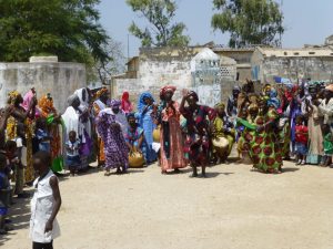 Accueil des femmes du village en musique