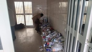Déballage des médicaments, Salle d'attente avec carrelage au mur